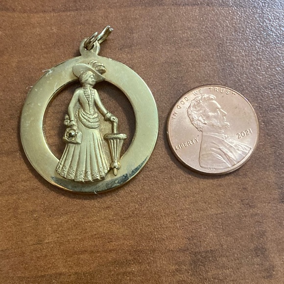 Avon Mrs. Albee 1/10 10K Gold-Filled Charm - Picture 3 of 5